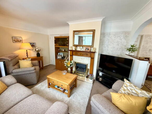 A Spacious & Well Kept Home Offering Excellent Value For Money - Waldersalde Road photo 4