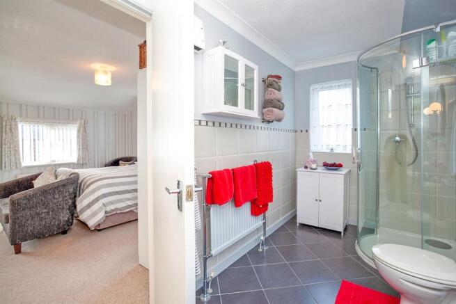 Master Bedroom En-Suite 1.jpg