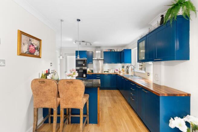 Kitchen/Breakfasting Area