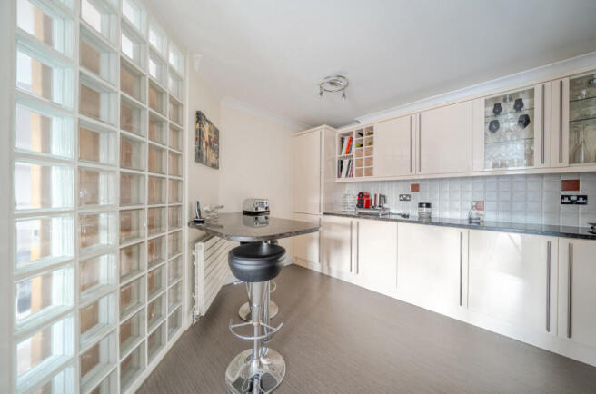 3 bed Flat for sale Image 8