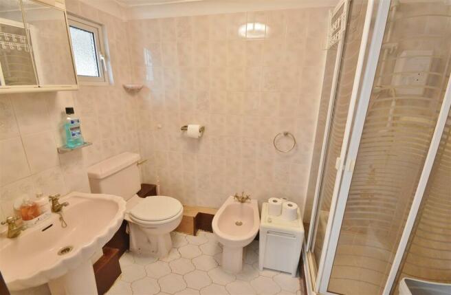 EN-SUITE SHOWER ROOM
