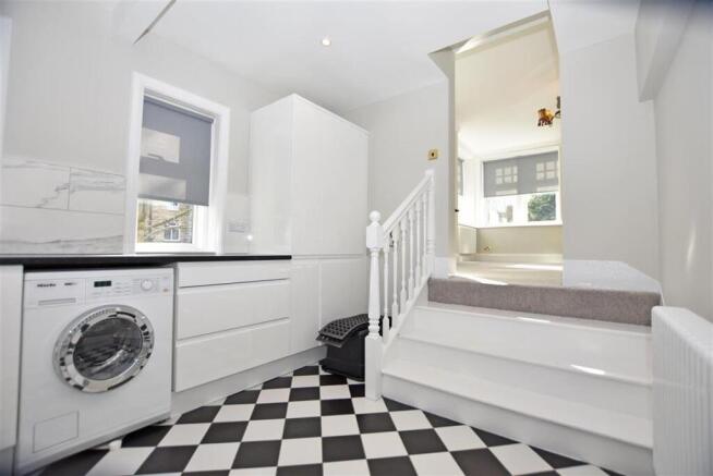 2 bed Apartment to rent Image 5