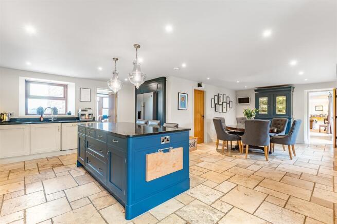 5 bed Detached for sale Image 12