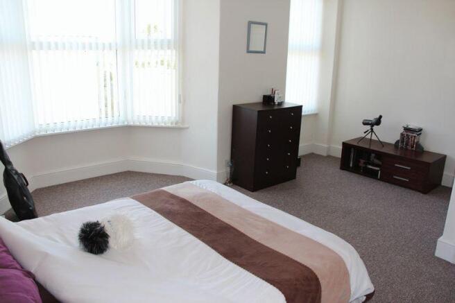 BEDROOM (MASTER)