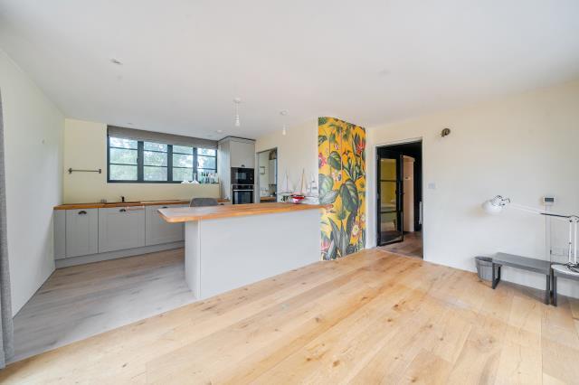 Kitchen / Reception