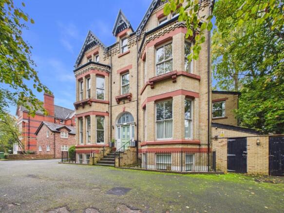 2-bed flat on Aigburth Drive, Aigburth, Liverpool., £270,000