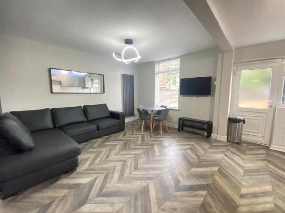 3eg.lounge1.JPG