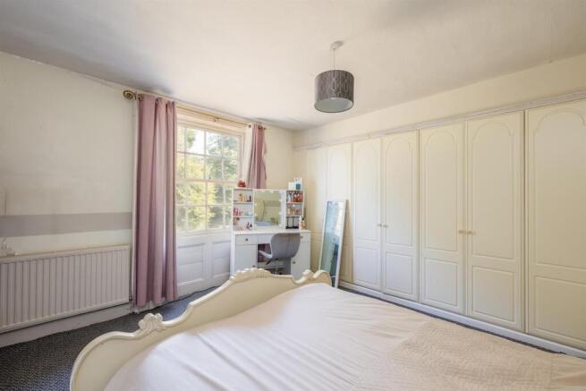 6 bed House for sale Image 9