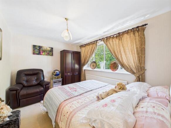 5 bed Detached for sale Image 11