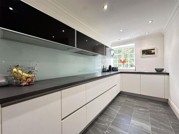 4 bed House for sale Image 7