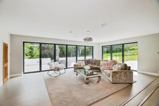 5 bed Detached for sale Image 8
