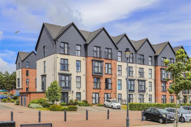 1-bed flat on Cei Tir Y Castell, Barry, £130,000