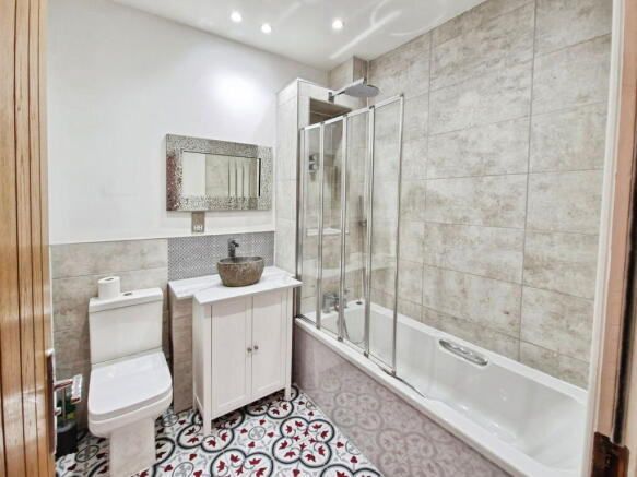 3 bed Apartment for sale Image 4