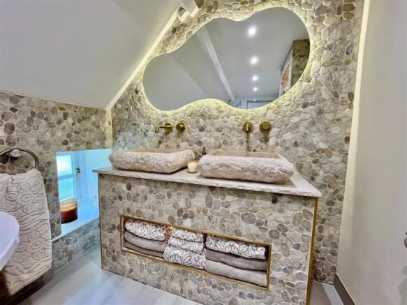 En Suite Bathroom - image two.jpg