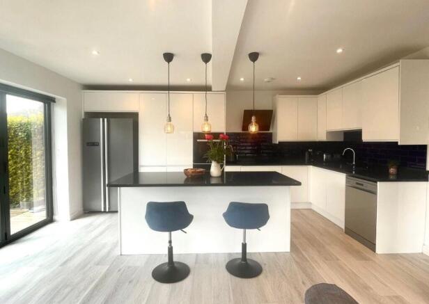 4 bed Semi-Detached for sale Image 4