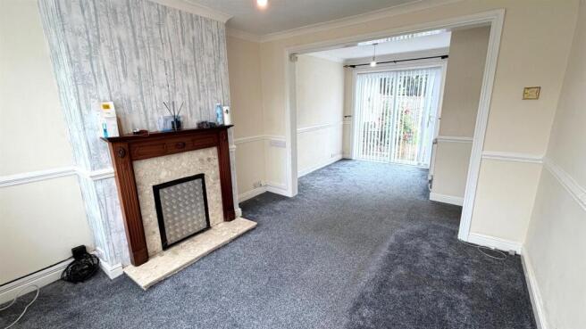 OPEN PLAN LOUNGE/DINING ROOM