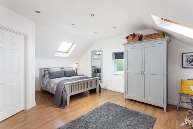 5 bed Detached for sale Image 9