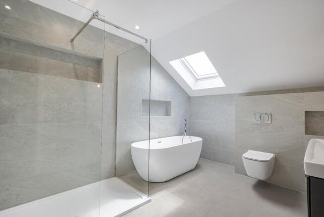 5 bed Detached for sale Image 8