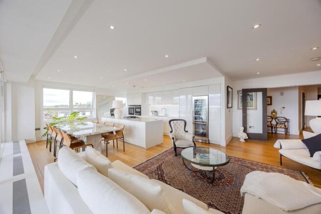 Kitchen / Lounge