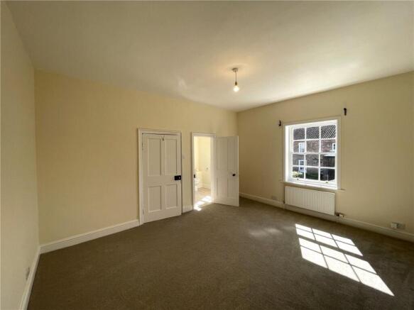 4 bed Semi-Detached to rent Image 7
