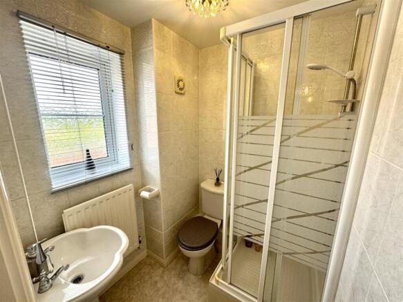 EN-SUITE SHOWER ROOM