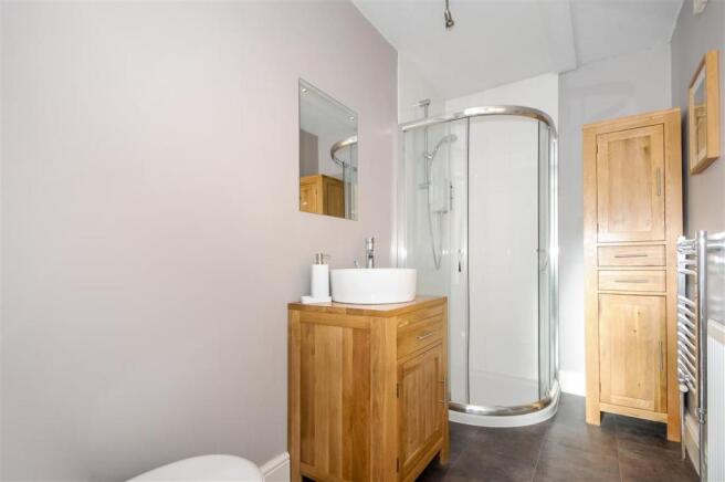 CLOAK/SHOWER ROOM