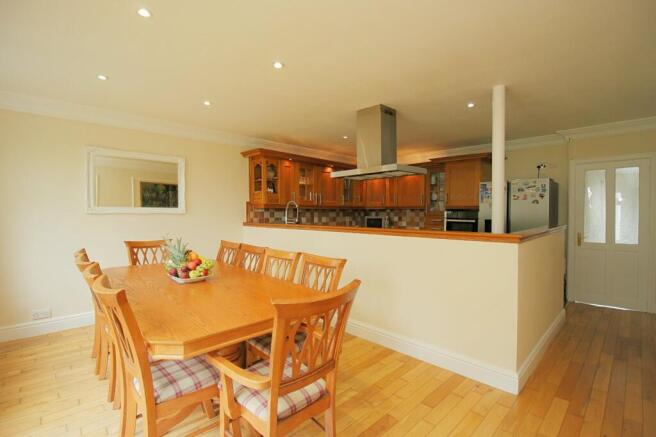 5 bed Detached for sale Image 11