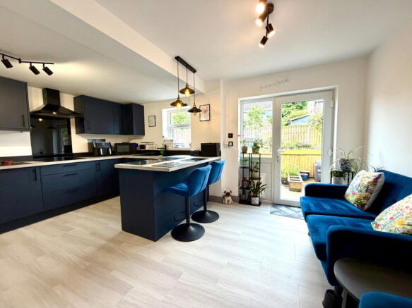 4 bed Detached for sale Image 5