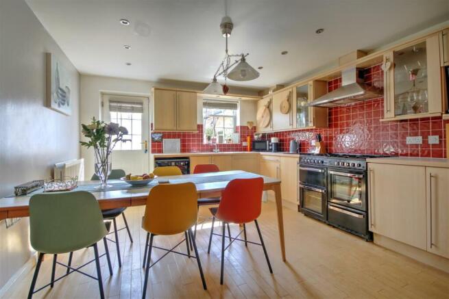 Kitchen/Dining Room: