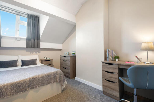 4 bed House to rent Image 8