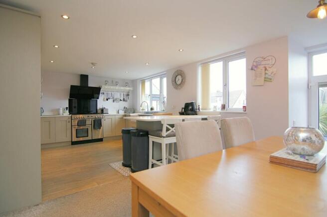 4 bed Detached for sale Image 8