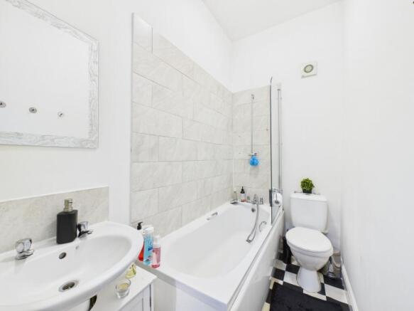 6 bed Flat for sale Image 4
