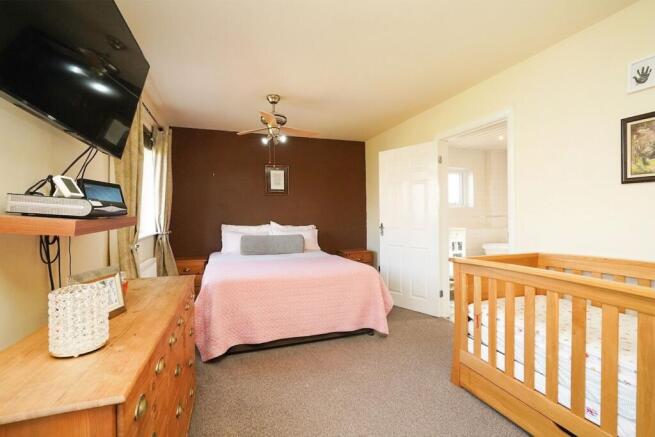 4 bed Detached for sale Image 10