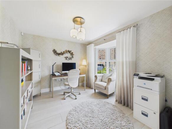 5 bed Detached for sale Image 8