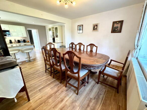 6 bed Detached for sale Image 5