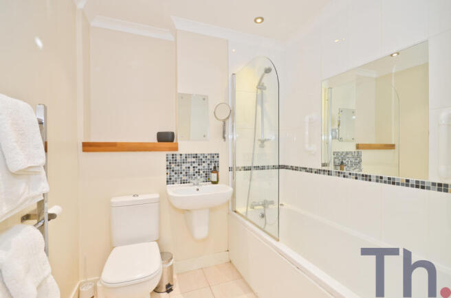 En-suite Bathroom (2).JPG