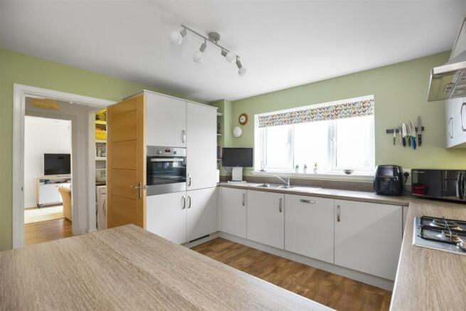 32 Wallace Crescent 12.jpg