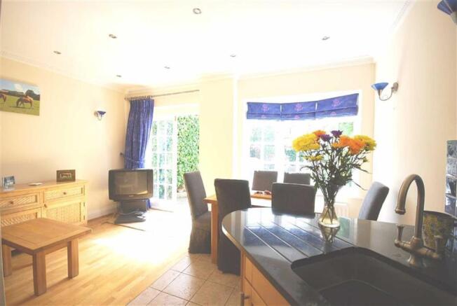 BREAKFAST/TV ROOM