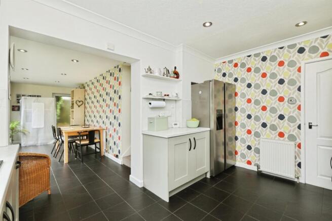4 bed Detached for sale Image 9