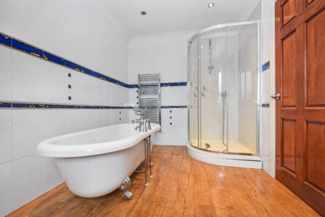 5 bed House for sale Image 10