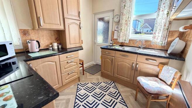 BI-FOLD DOOR TO DUAL ASPECT KITCHEN