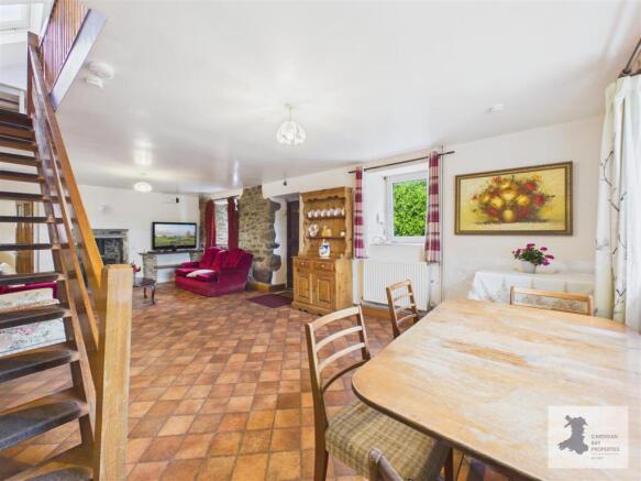 lounge/dining area