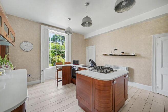 5 bed Detached for sale Image 8