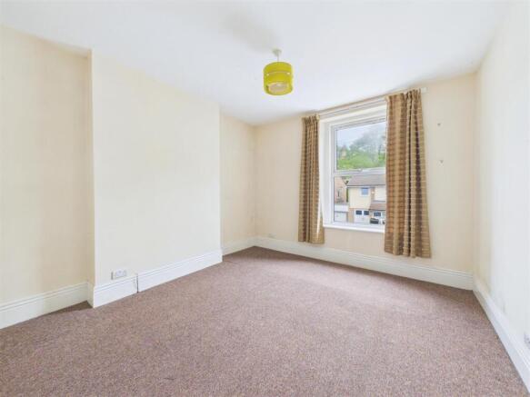 6 bed Semi-Detached for sale Image 9