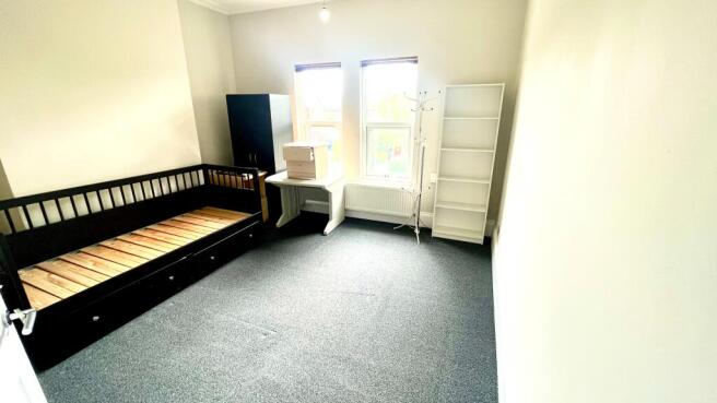 4 bed Semi-Detached to rent Image 6
