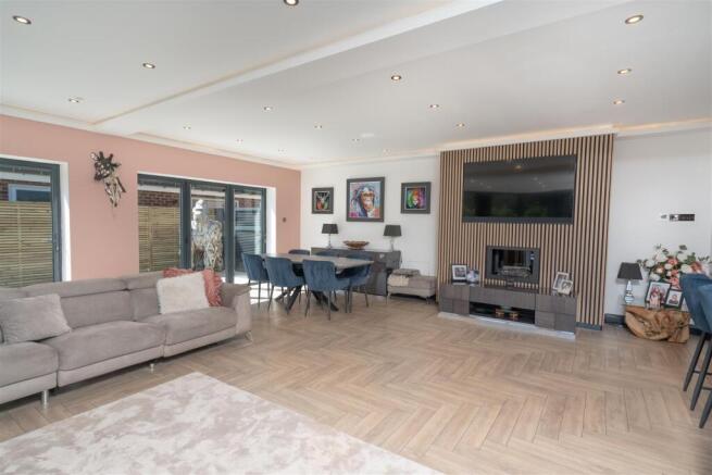 4 bed Detached for sale Image 5