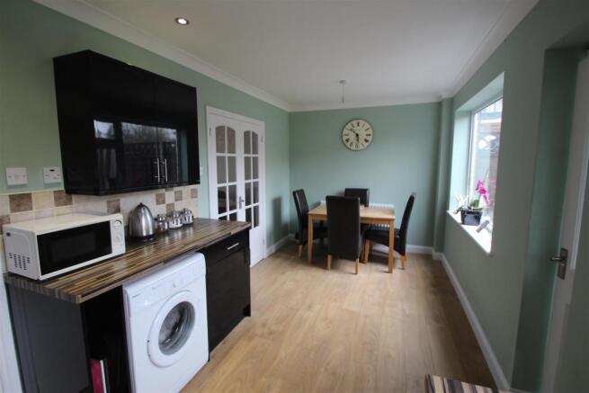 KITCHEN/DINING