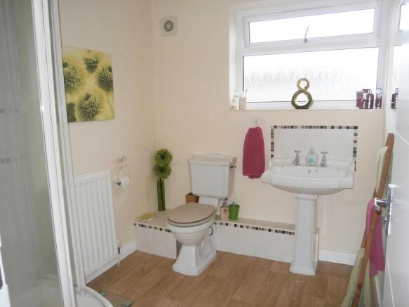 En-suite to Bed 1