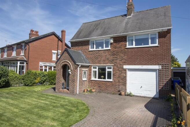 3-bed detached on Foljambe Avenue, Chesterfield, S40, £300,000