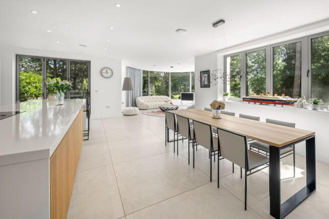 4 bed Detached for sale Image 8